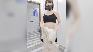 人前露出 · cd筱黎 · 能看出来在这么多人面前紫薇的我很紧张吧，白天太热了，还是树荫下凉快～
