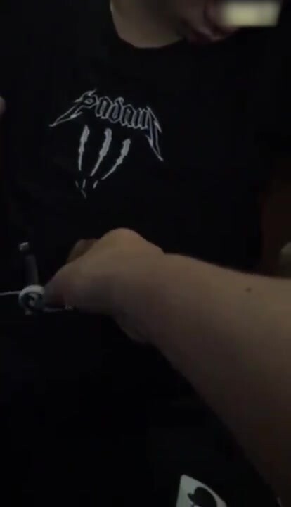 网吧偷摸熟睡直男,直男的鸡儿梆硬,估计是在做春梦