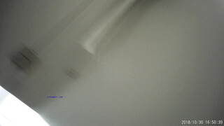 《极品CP魔手外购》色胆包天坑神潜入某公司女厕独占坑位隔板缝中实拍超多美女小姐姐方便，脸逼同步前后拍太顶了 (14)