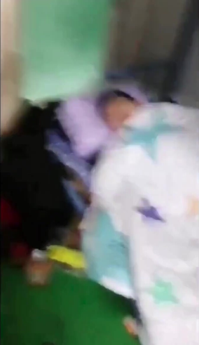 直男宿舍,趁同学没睡醒偷吃他的大鸡巴