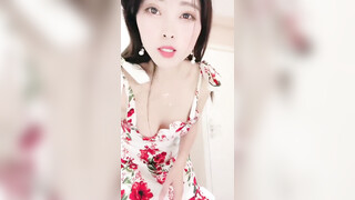 漂亮人妻3P 啊啊好舒服爸爸快点操我 被两个中年大叔嘴逼同时抽插 骚叫连连