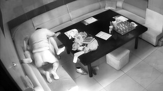黑客破解KTV包房摄像头偷拍 干部模样大叔和大胸小姐姐在包间享受特殊服务弄得大叔爽飞了