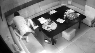 黑客破解KTV包房摄像头偷拍 干部模样大叔和大胸小姐姐在包间享受特殊服务弄得大叔爽飞了