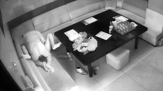 黑客破解KTV包房摄像头偷拍 干部模样大叔和大胸小姐姐在包间享受特殊服务弄得大叔爽飞了
