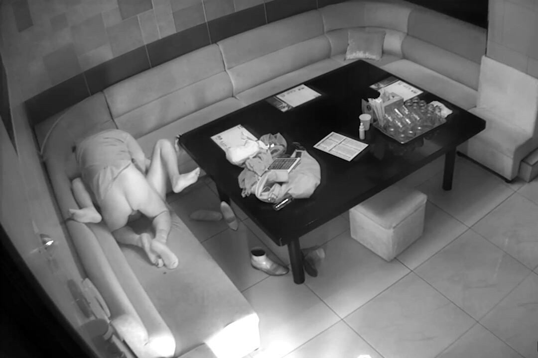 黑客破解KTV包房摄像头偷拍 干部模样大叔和大胸小姐姐在包间享受特殊服务弄得大叔爽飞了