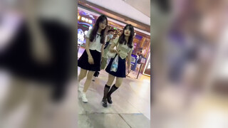 商城跟随偷窥跟闺蜜逛街的漂亮眼镜小姐姐 粉内内包着性感大屁屁很诱惑