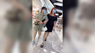 商城跟随偷窥跟闺蜜逛街的漂亮眼镜小姐姐 粉内内包着性感大屁屁很诱惑