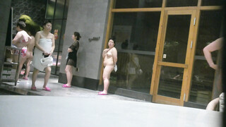 《贵在真实极限偸拍》女人坑女人！温泉洗浴女士区内部曝光，幻想的终于看到现实了，眼花缭乱各种身材都有，貌似还有对同性恋