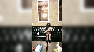 高颜值长腿少妇女主播身穿情趣黑丝在KTV包厢里打炮 被金主大哥用火车便当式爆操半个多小时