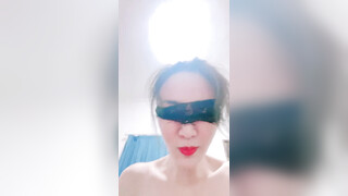 烈焰红唇爆乳小少妇！来一波福利香蕉自慰！脱光光大长腿，怼在镜头前插穴，电动假吊骑乘后入，骚话不断好骚