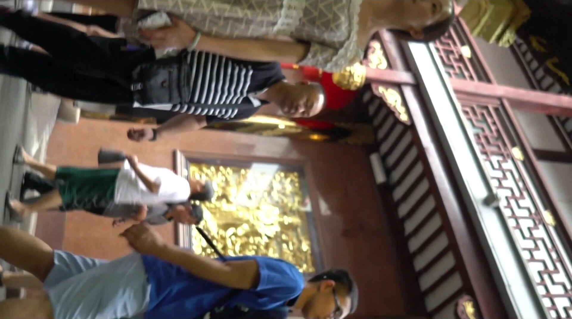 大神旅游景区一路走一路抄底众多的美女少妇眼界大开 (18)