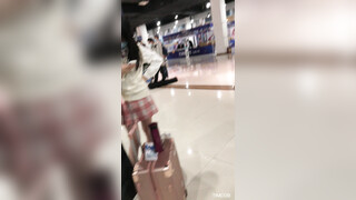 牛B大神漫展现场一路跟踪抄底多位漂亮的小姐姐看看她们都穿着什么骚内 (2)