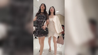 商城跟随偷窥眼镜气质大姐 没想到还穿着透明小内内 大白屁屁好性感