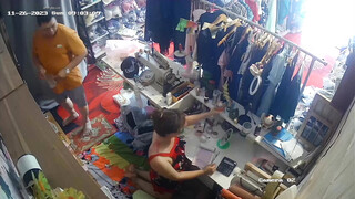 流出黑客破解网络摄像头监控偷拍服装店老板给媳妇搽药兽性大发趴在媳妇身上发泄一下兽欲
