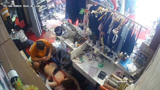 流出黑客破解网络摄像头监控偷拍服装店老板给媳妇搽药兽性大发趴在媳妇身上发泄一下兽欲