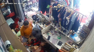 流出黑客破解网络摄像头监控偷拍服装店老板给媳妇搽药兽性大发趴在媳妇身上发泄一下兽欲