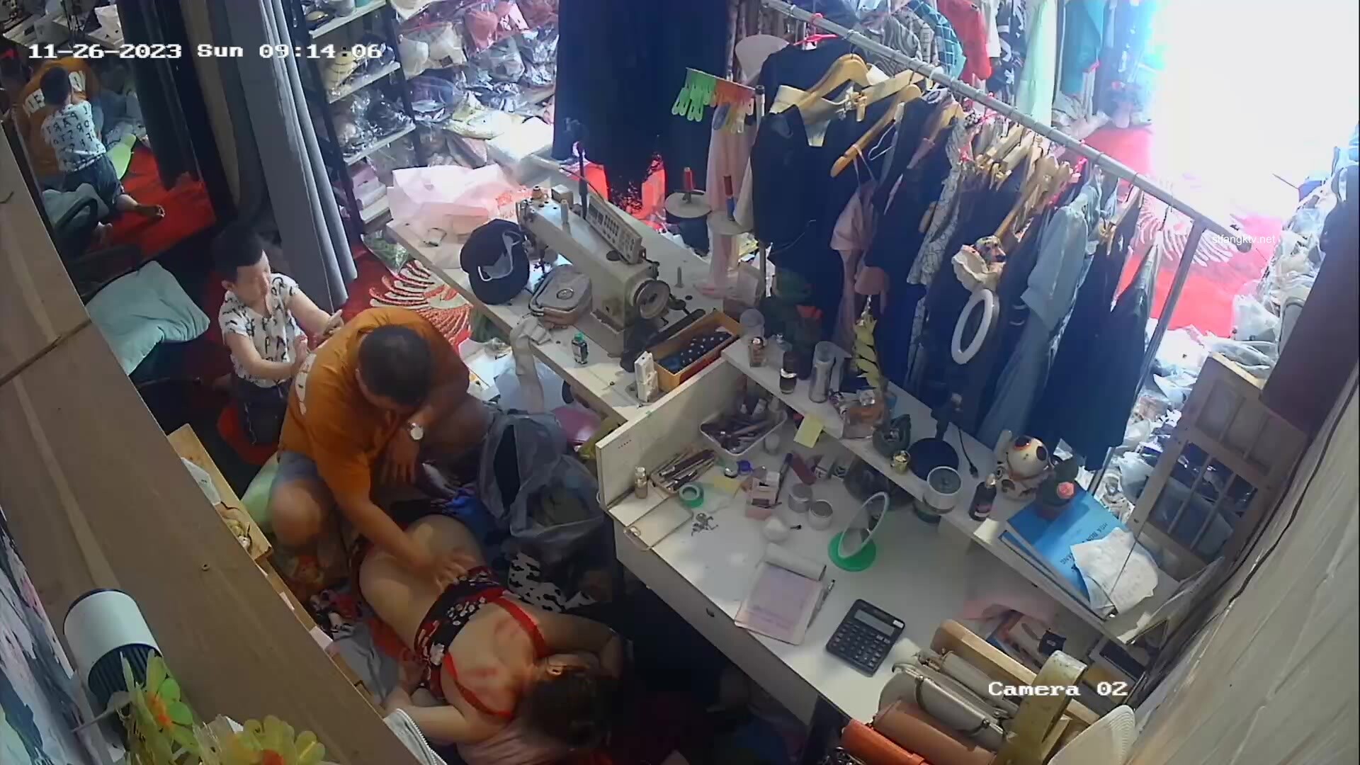 流出黑客破解网络摄像头监控偷拍服装店老板给媳妇搽药兽性大发趴在媳妇身上发泄一下兽欲