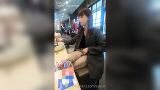 高颜伪娘 大白天在饭店吃面掏出鸡鸡撸一发 胆子不小 旁边还有不少人