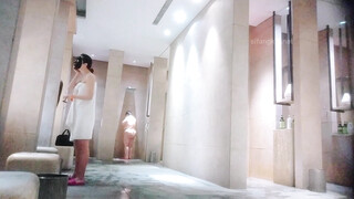 贵在真实！女人坑女人！温泉洗浴女士区内部春色，白花花的女性胴体应接不暇，大奶大屁股，年轻妹的竹笋奶配上无毛逼简直无敌