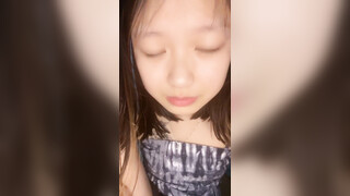 【泡泡鱼小美眉】一脸稚气，小萝莉啪啪直播，蜜桃臀，后入的视觉效果真是棒~~~~~ 佳作 (1)