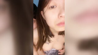 【泡泡鱼小美眉】一脸稚气，小萝莉啪啪直播，蜜桃臀，后入的视觉效果真是棒~~~~~ 佳作 (1)