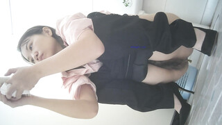 办公楼全景偷拍黑裤高跟粉衣美女茂盛的森林遮不住肥唇