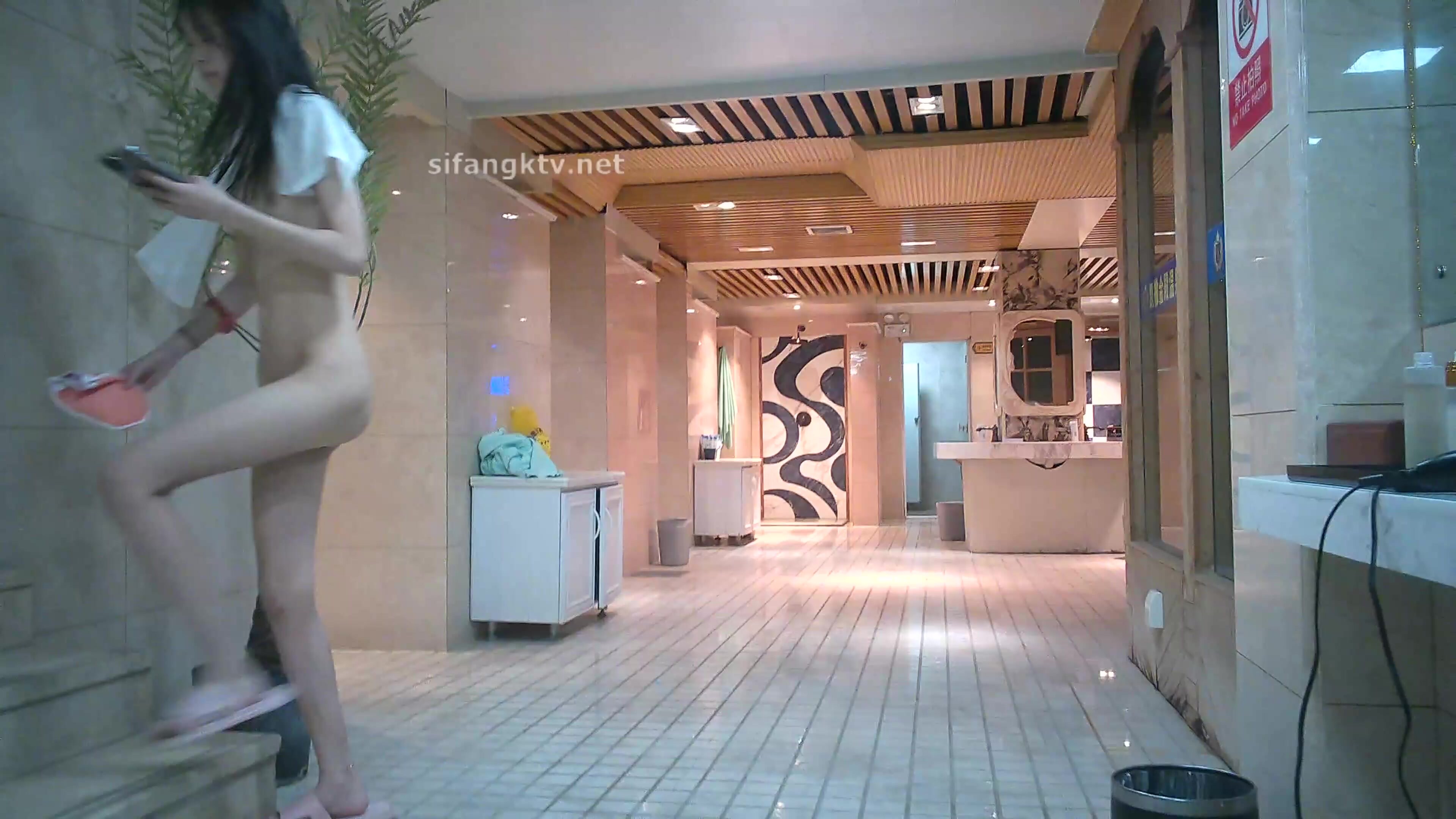 洗浴中心内部员工偷拍高挑大长腿模特妹子怼着她阴毛拍,腿上功夫了得,夹着浴巾走路