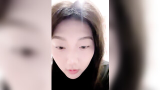 2024年新作 寒假前最后一次的放纵，G奶大学生回归【班长大人】女生宿舍 漂亮学生妹脱光自慰，青春美好的肉体一览无余 (7)