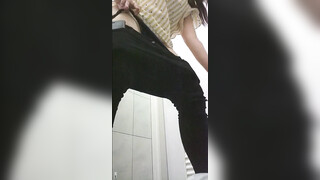 商场女厕全景偷拍多位美女嘘嘘各种美鲍一一呈现 (17)