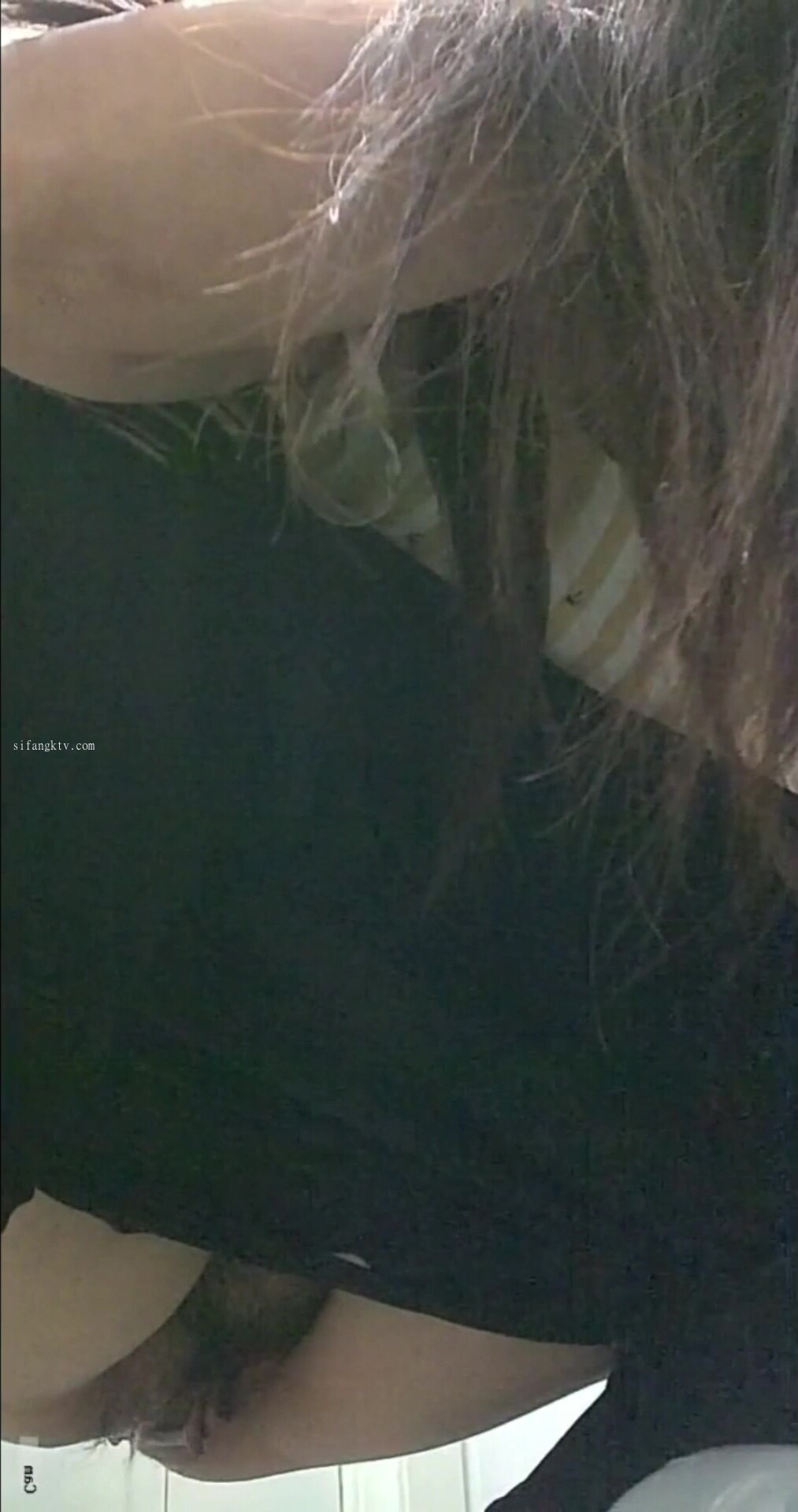 商场女厕全景偷拍多位美女嘘嘘各种美鲍一一呈现 (17)