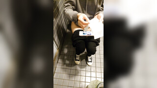 台湾小吃店女厕全景偷窥多位小姐姐各种姿势嘘嘘 (13)