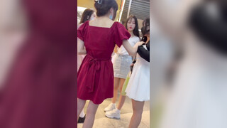 商城偷窥漂亮小姐姐 一次把一起逛街的四闺蜜都抄了裙底 这难度有点高