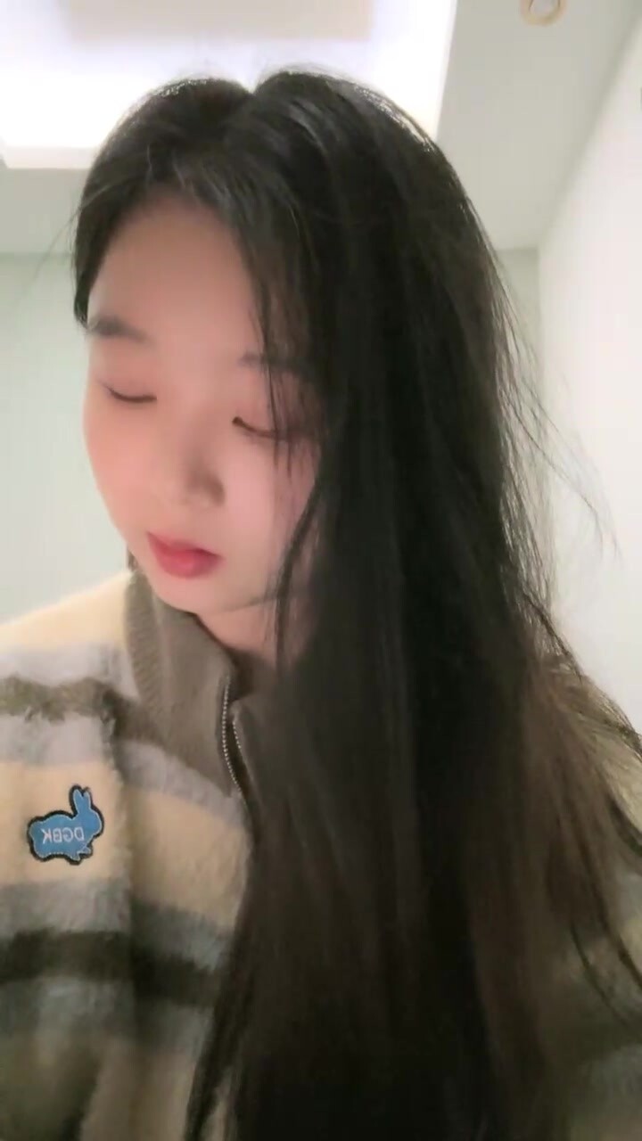 【露露儿酱】小区的物业美女真骚，办公室偷偷玩跳蛋，到厕所自慰，奶子大逼逼肥美 (14)