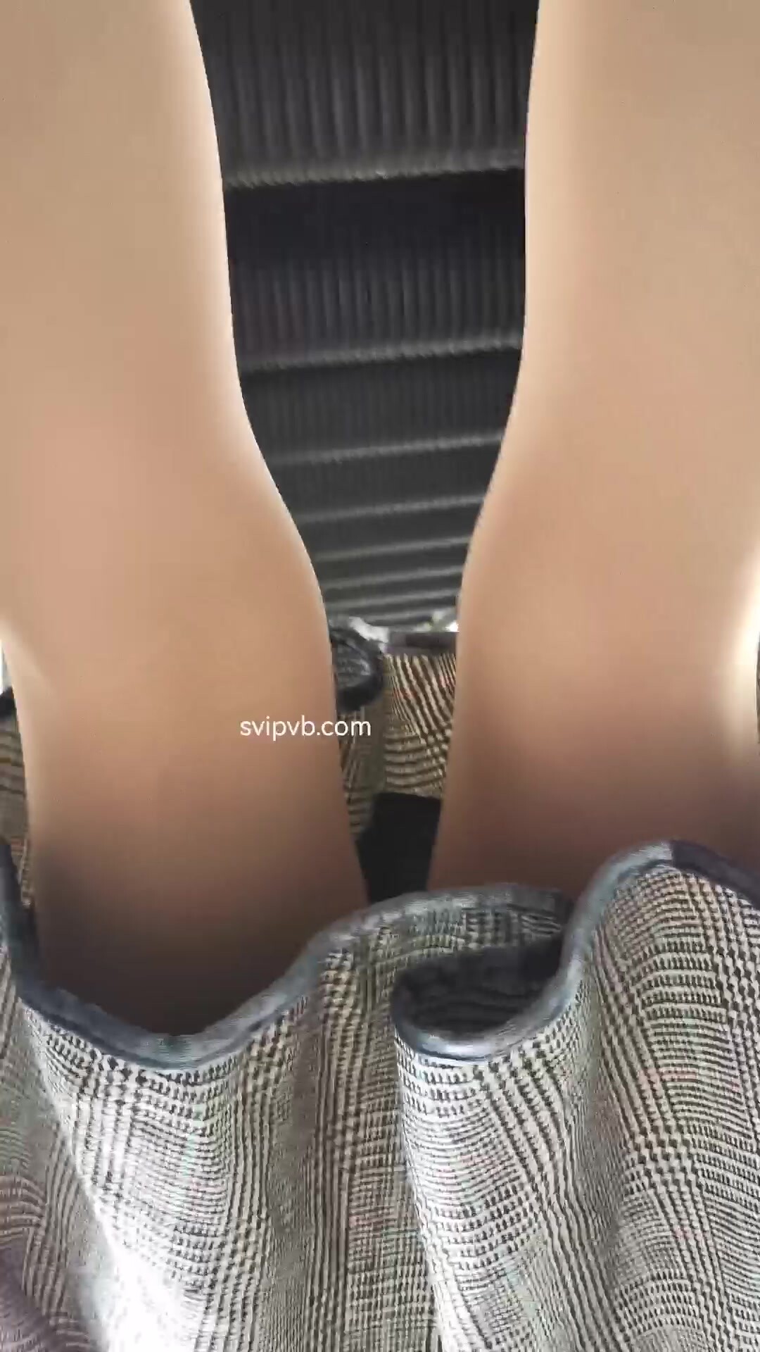 商业街一路跟踪抄底多位漂亮的小姐姐 (2)