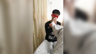帅哥上门给主人当狗,跪在跨下样子骚得不像话,滴腊深喉吸臭脚一脸兴奋,就没见过这么欠玩的