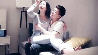 漂亮牛仔裤美女吃鸡啪啪 啊啊好大好大 顶的小肚子有点痛 身材苗条屁屁大鲍鱼嫩被小哥哥在沙发各种姿势猛怼喘叫连连