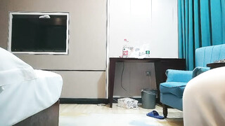 一代炮王疯狂的做爱机器【山鸡岁月】不常被人操的美人妻，水真的多，一舔就有，插得嗷嗷叫好爽啊！ (3)