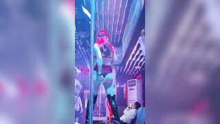 【越南夜店12】现场热舞 奶子几乎全漏 超性感刺激13V (1)