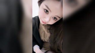 气质尤物性感女神！扭腰摆臀发骚诱惑！黑丝袜包臀裙，跳蛋震无毛骚穴，娇喘呻吟诱人，揉搓小穴表情很骚