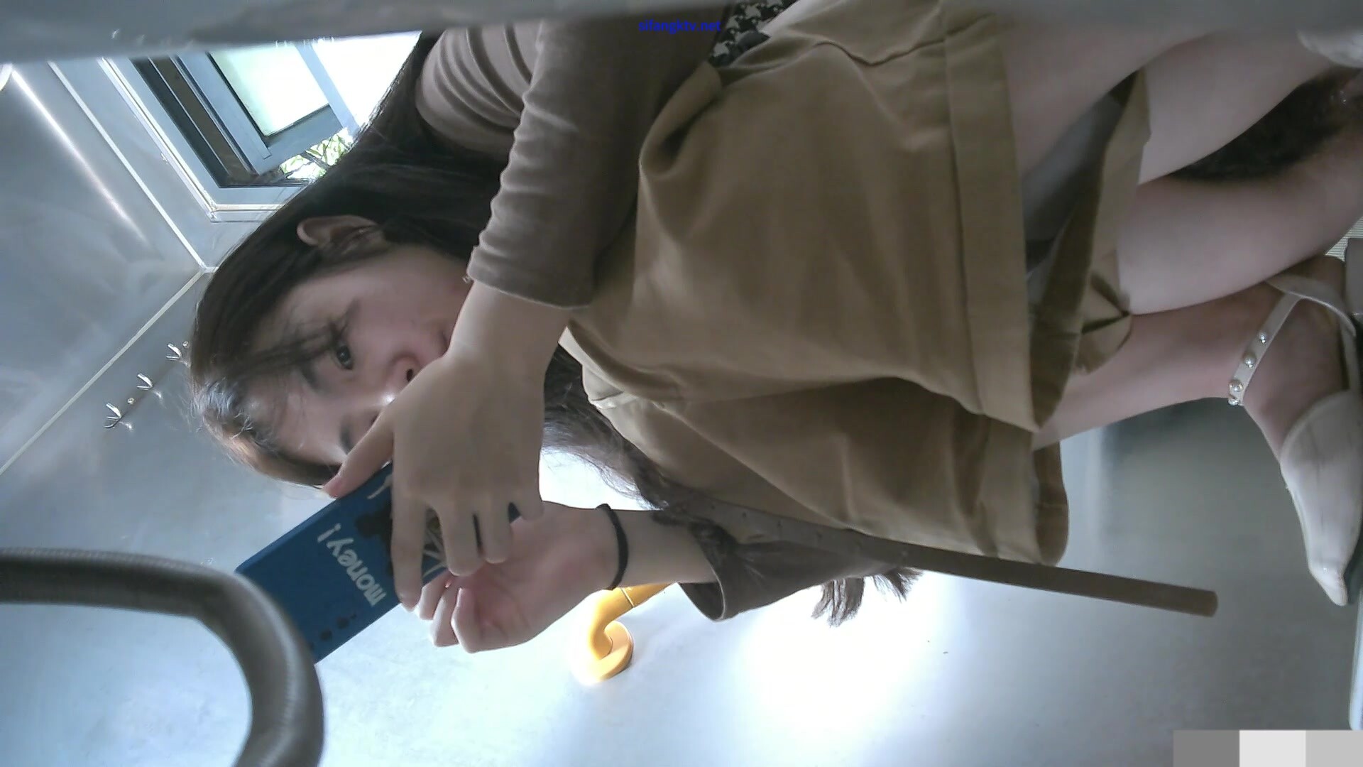 大学女厕全景偷拍多位漂亮的小姐姐嘘嘘各种美鲍轮番呈现 (8)