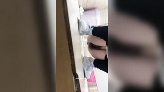 《厕拍新品》办公楼女厕全景偷拍多位极品主播各种姿势嘘嘘1