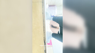 《厕拍新品》办公楼女厕全景偷拍多位极品主播各种姿势嘘嘘1