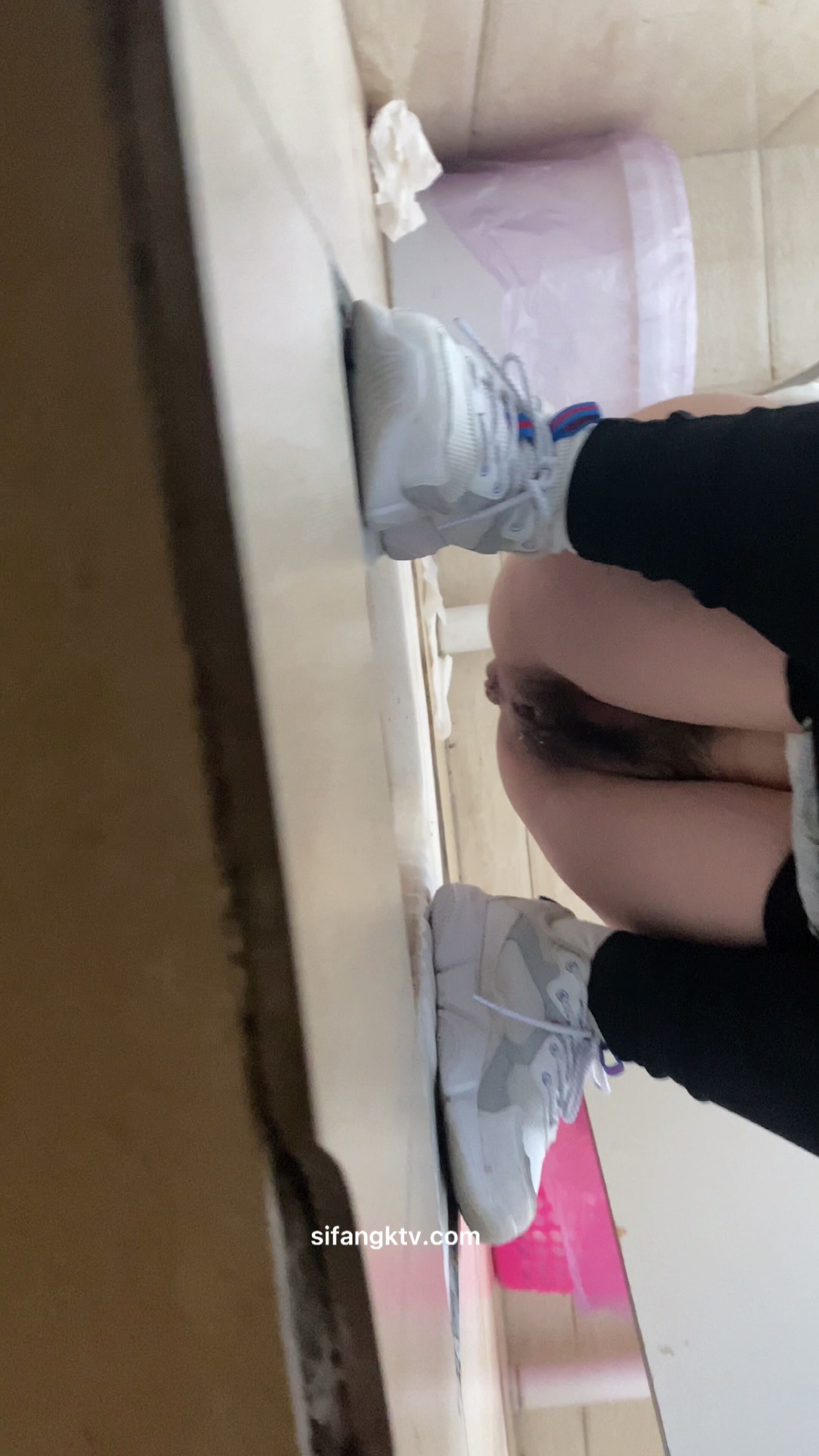 《厕拍新品》办公楼女厕全景偷拍多位极品主播各种姿势嘘嘘1