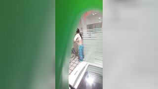 咸湿房东浴室偷窥大学生女租客2次淋浴，她先用浴巾擦了阴部和肛门，然后再擦脸