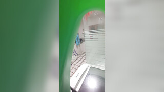 咸湿房东浴室偷窥大学生女租客2次淋浴，她先用浴巾擦了阴部和肛门，然后再擦脸