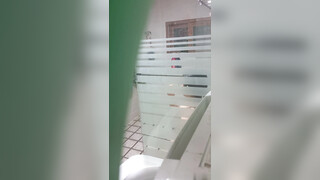咸湿房东浴室偷窥大学生女租客2次淋浴，她先用浴巾擦了阴部和肛门，然后再擦脸