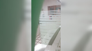 咸湿房东浴室偷窥大学生女租客2次淋浴，她先用浴巾擦了阴部和肛门，然后再擦脸