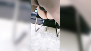 羞死人了，皮肤白皙的亚裔小妹露脸被黑人大鸡巴按在椅子上疯狂抽插，高潮不断水花四溅，精彩刺激呻吟可射