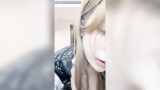 纯天然巨乳网红女神！一对豪乳又大又粉嫩！来姨妈也要秀，脱光光骚穴特写，被炮友随意揉捏，表情很是享受