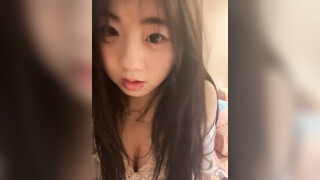 【Olivia】Stripchat来了一个极品，童颜巨乳小萝莉，滴蜡缸塞喷水 (4)